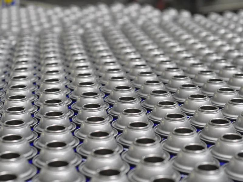Rangées de boîtes en aluminium sur une ligne de fabrication