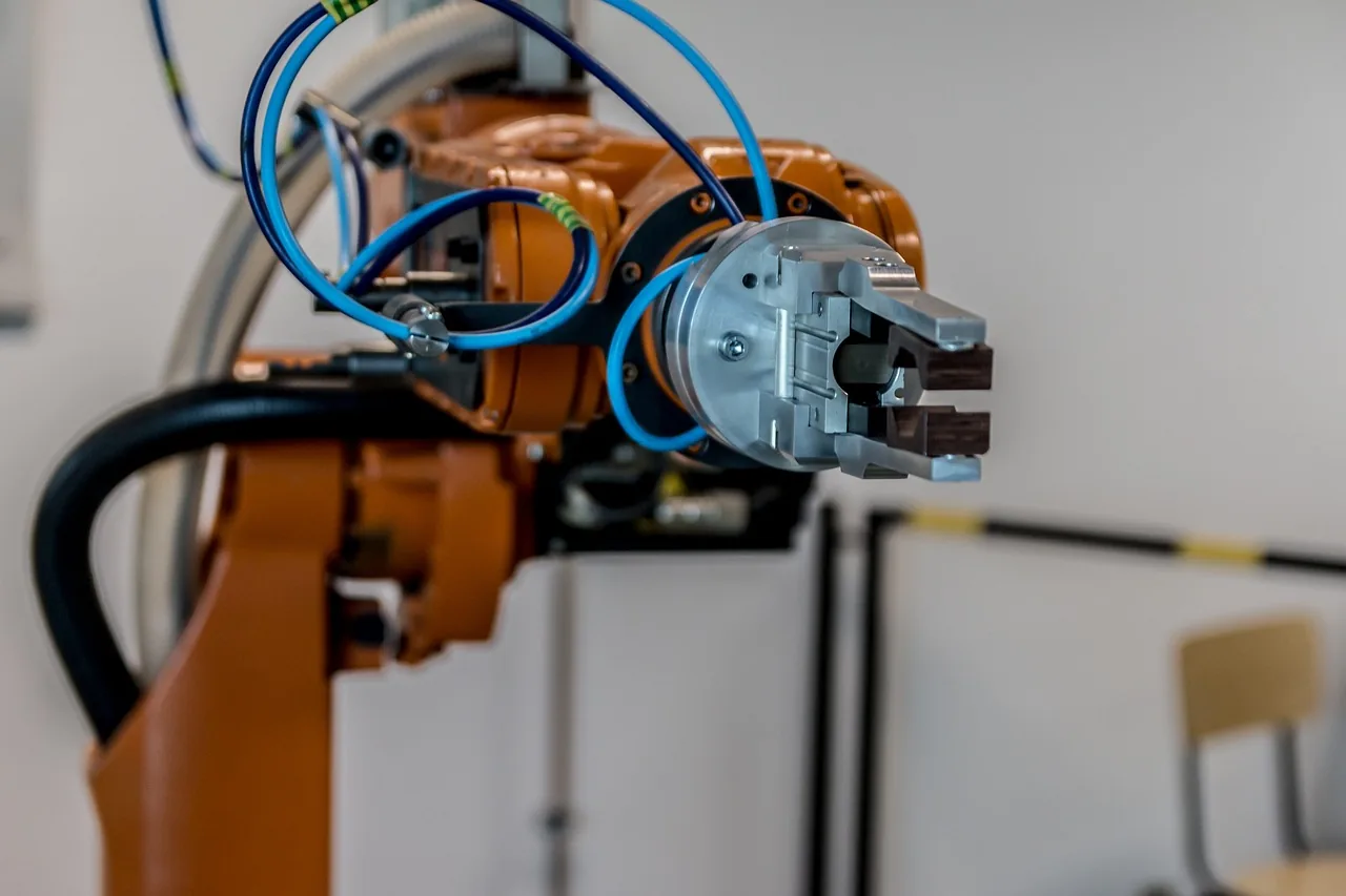 Pince de robot collaboratif avec flexibles dans un atelier