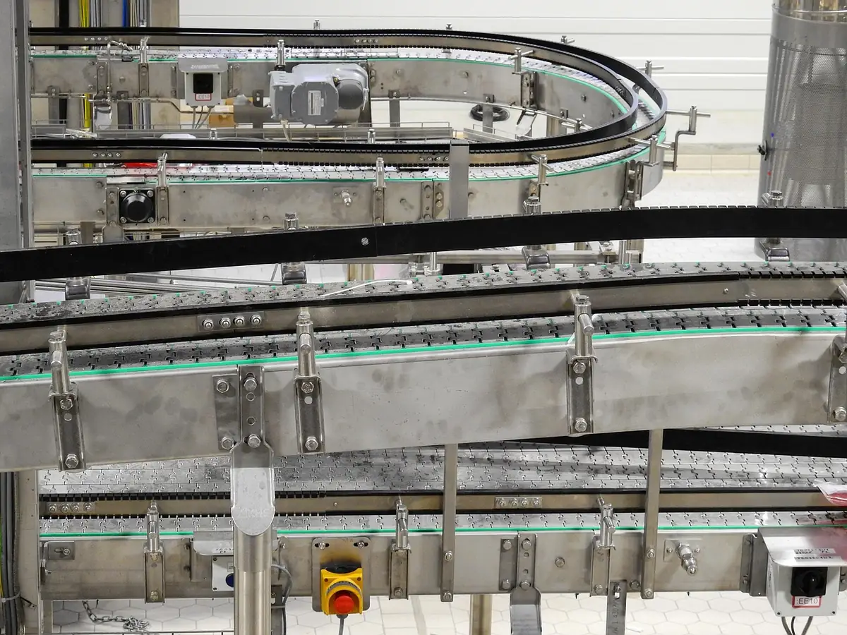 Convoyeurs en inox d'une ligne de production agroalimentaire