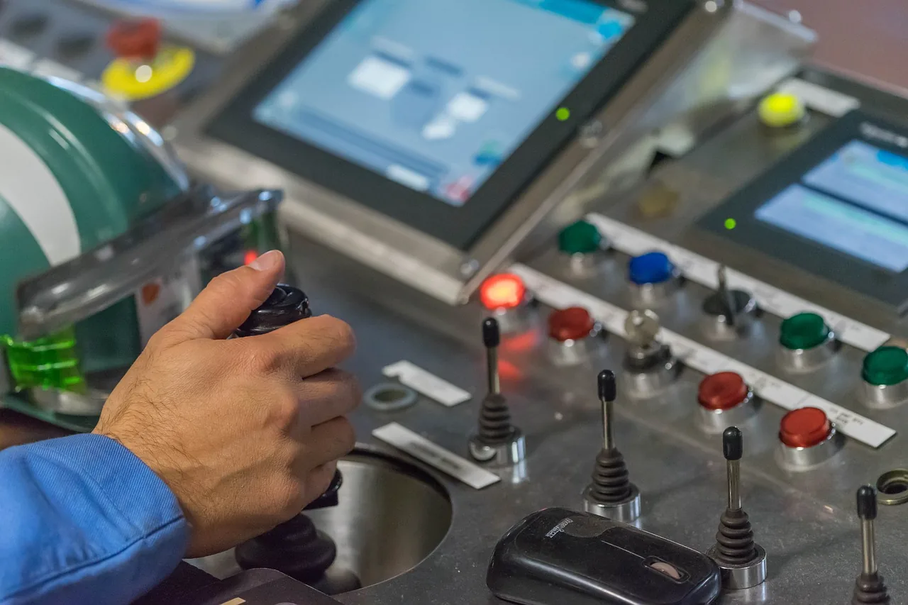 Pupitre de commande avec écrans tactiles, voyants et manette