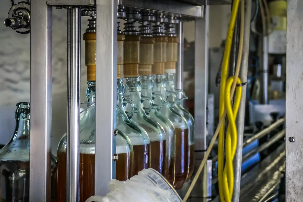 Poste de remplissage de bouteilles sur une ligne d'embouteillage en inox
