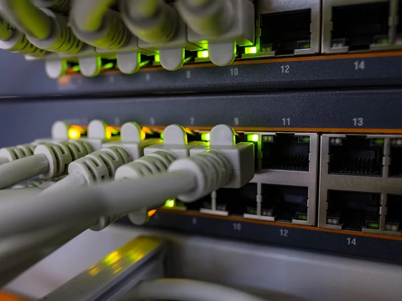 Commutateur réseau avec câbles Ethernet branchés dans une armoire